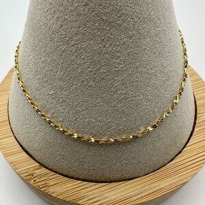 Delicate American Showcase twisted chain bracelet in gold tone metal.